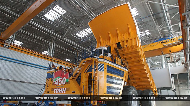 БелАЗ-75710. БелАЗ грузоподъемностью 450 тонн. Фото. Картинка