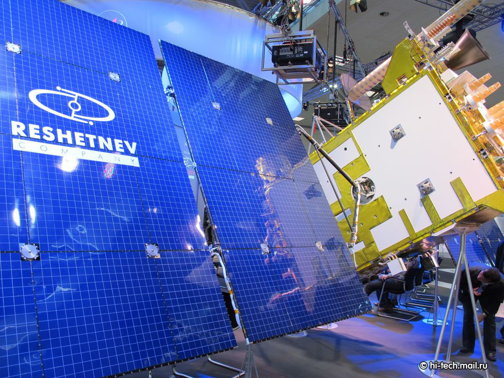 Устройство Энергетическая установка - солнечная батарея спутника. Вид сбоку на спутник ГЛОНАСС-К.  фото