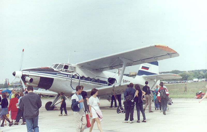 Лёгкий транспортный самолёт Ан-3Т на выставке МАКС-1999.
