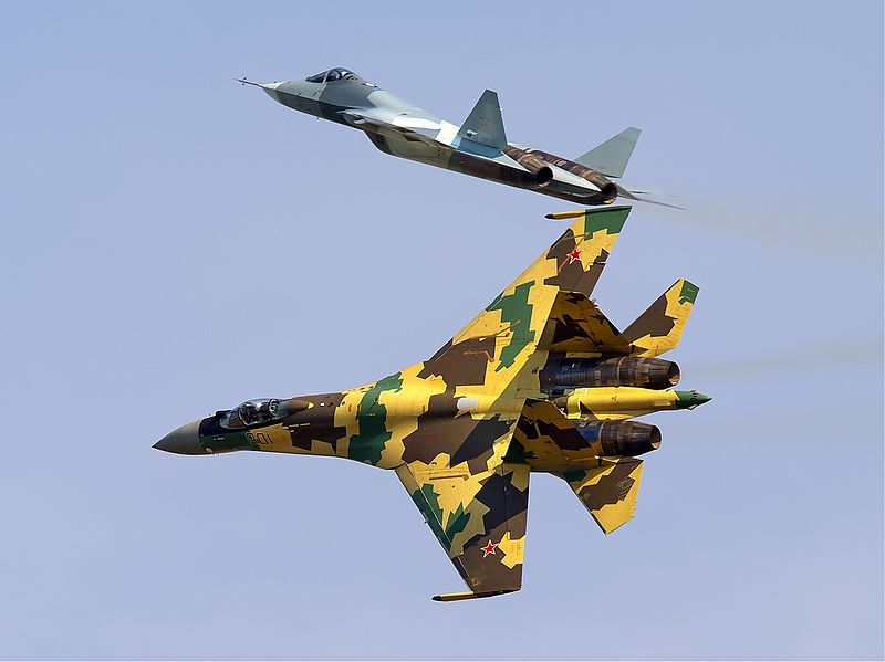 Российские Су-35 (внизу) и ПАК ФА, истребитель 5-го поколения в полёте