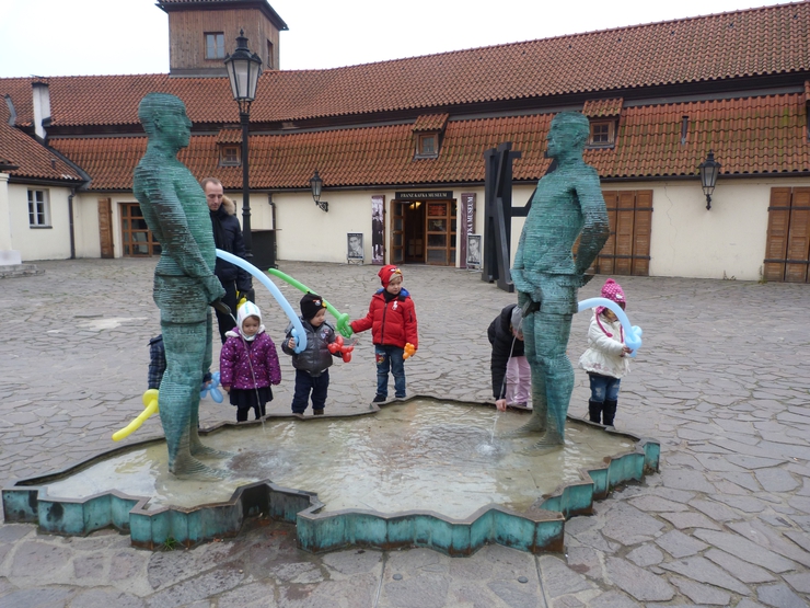 Писающие Мужчины. Скульптуры мужчин стоят на воде в форме карты Чехии. Давид Черны