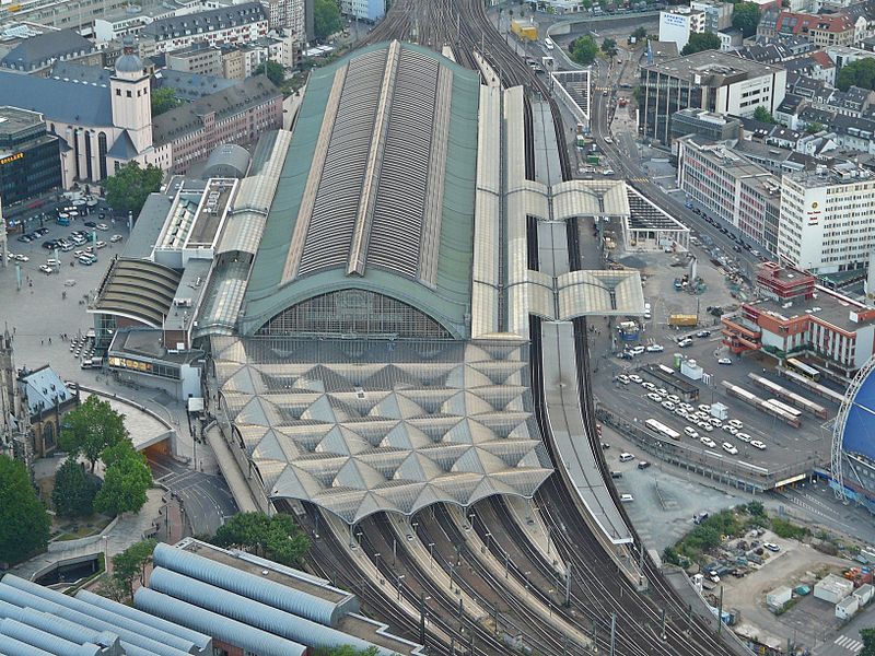 Кёльн. Вид на Железнодорожный вокзал с колокольни Кёльнского собора