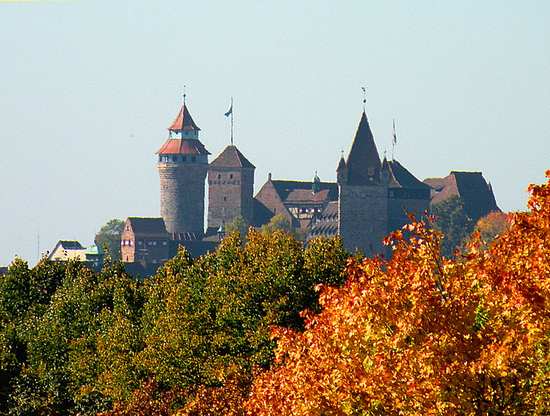 Нюрнберг. Северную границу старого города образует крепостная гора с городской крепостью Бург фото