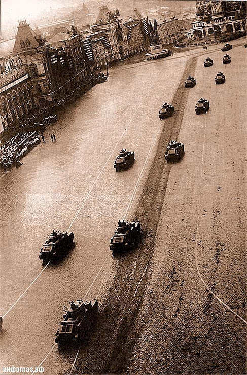 танки Т-35 на параде. фото