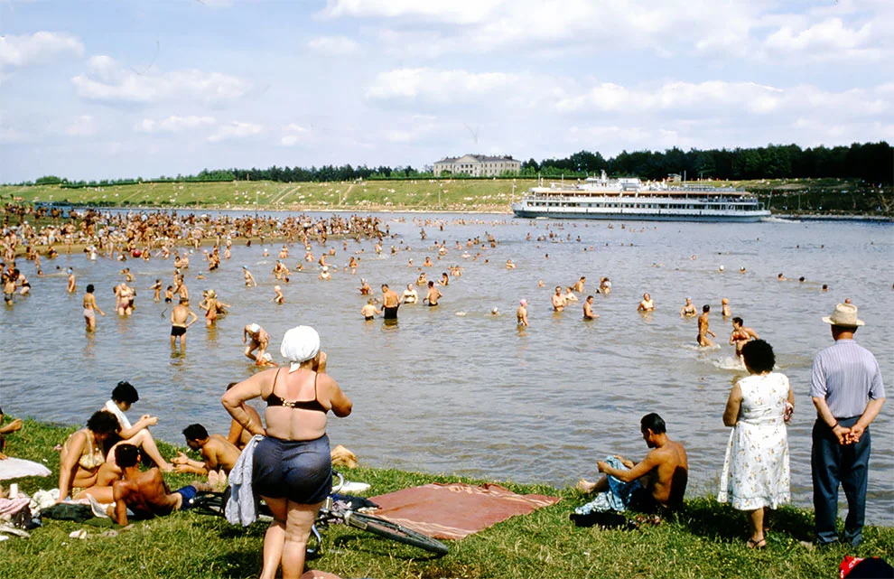 Так и жили - в жаркий июльский день ходили купаться на речку. Фото. Картинка