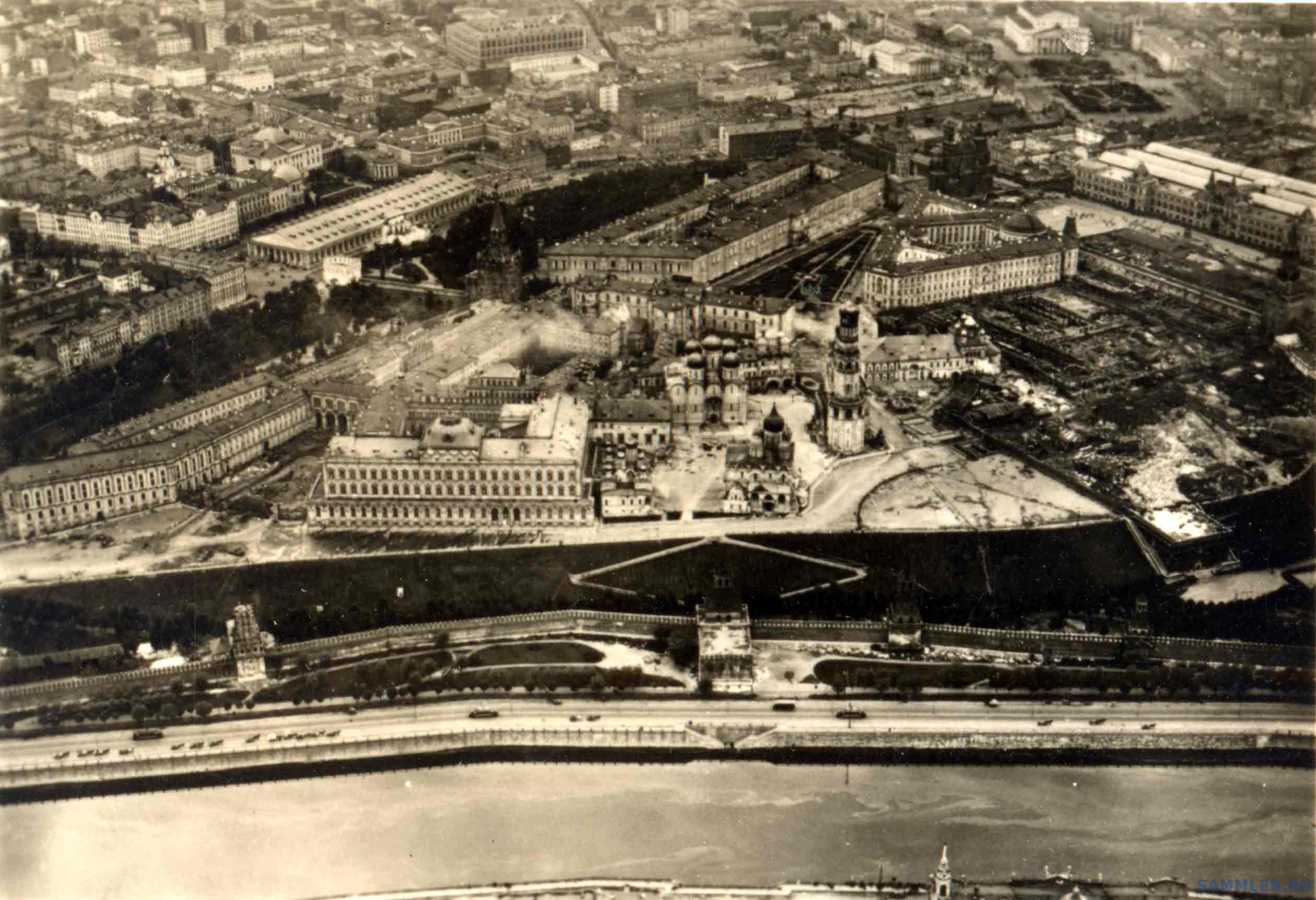 Вид кремля с дирижабля в 1930 году. В Кремле началась «реконструкция» —  Вознесенский монастырь уничтожен, доламывают Чудов монастырь. Картинка