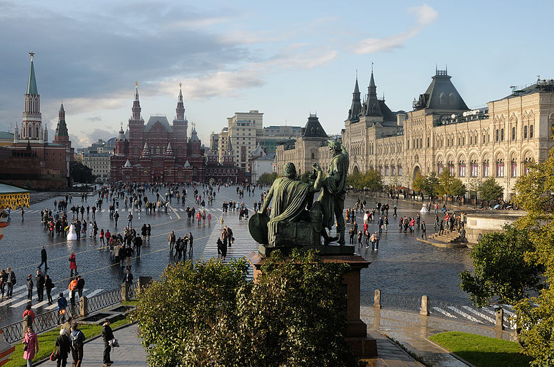 На площади расположены Лобное место, памятник Минину и Пожарскому, Мавзолей В. И. Ленина.  Фото. Картинка