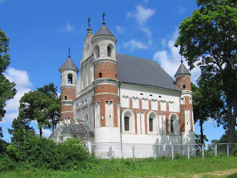Церковь-крепость в Мураванке. Природа Беларуси. Обои для компьютера 1024х768 пикселей. Фотографии. Картинка