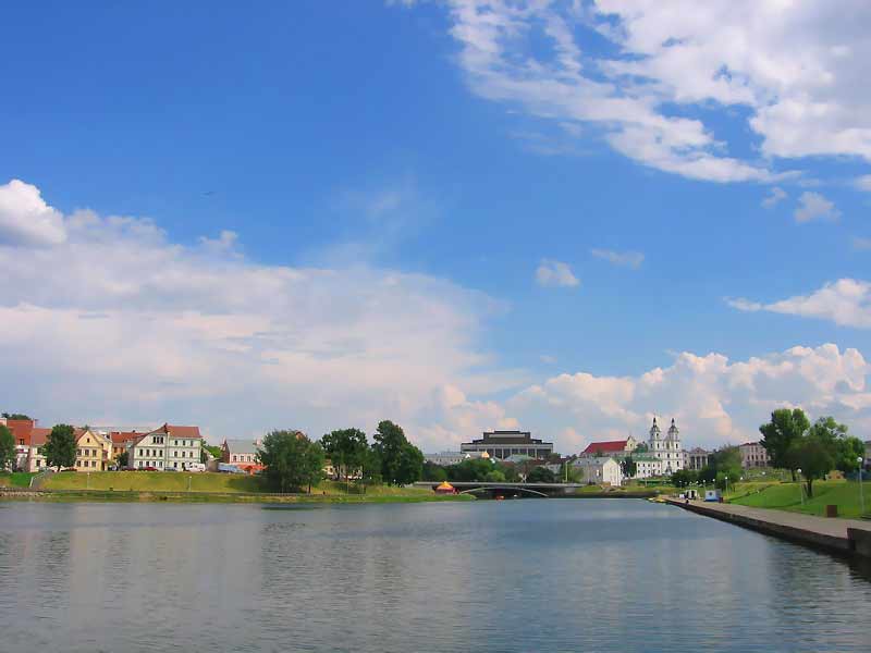 Река Свислочь - слева Троицкое предместье, справа Верхний город. Природа Беларуси. Обои для компьютера 1024х768 пикселей. Фотографии. Картинка