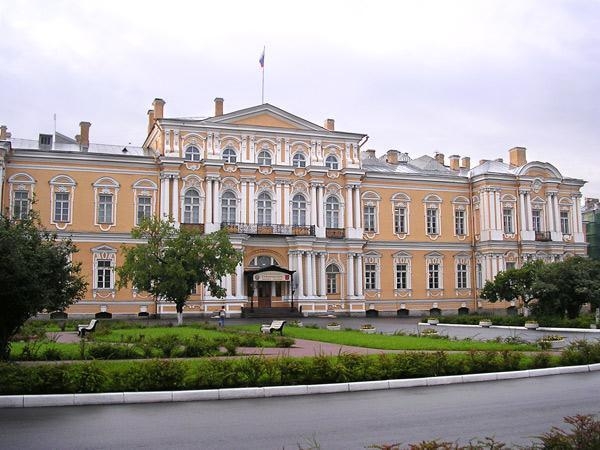 В середине XVIII века эту территорию занимали дворовые постройки и сады Воронцовского дворца. Фотография
