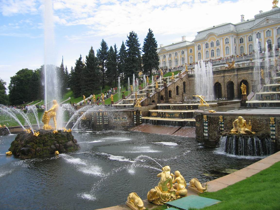 Большой каскад. 64 фонтана, 255 бронзовых скульптур, барельефов, маскаронов и других декоративных деталей. Фото. Фотография