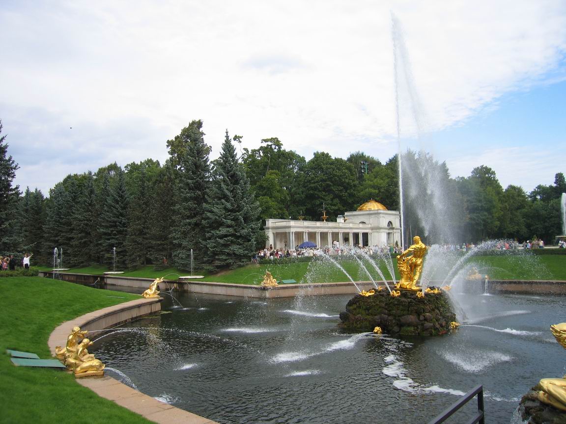 Фонтан Самсон. Центральная скульптурная группа и самый большой и мощный фонтан Петергофа - Самсон. Фото. Фотография