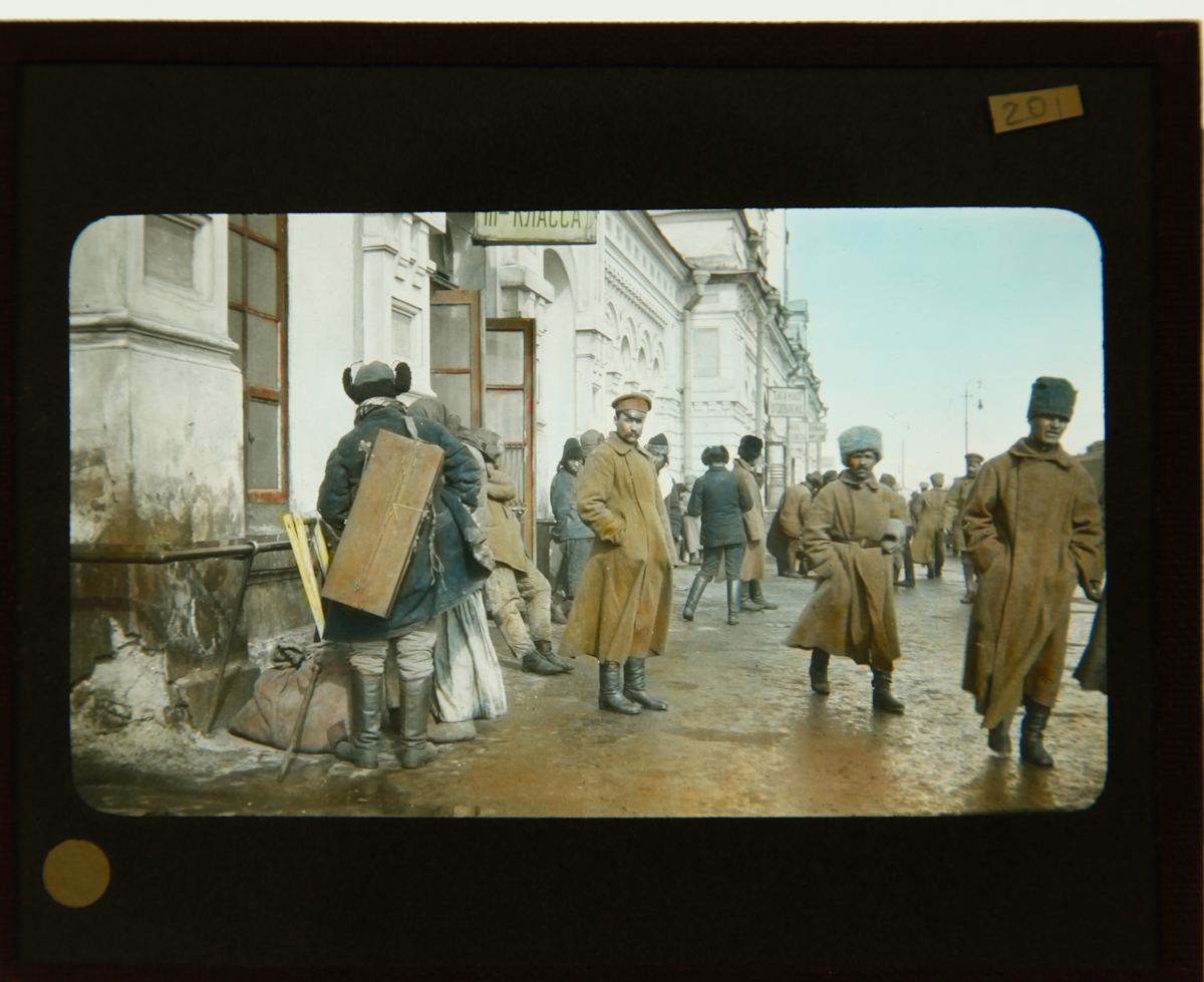 Россия. Солдаты на Омском вокзале в 1917 г.. фото