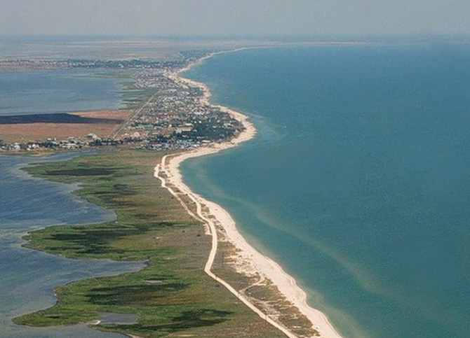 Интересной особенностью Азовского моря является наличие большого количества песчаных отмелей.  Моря России.