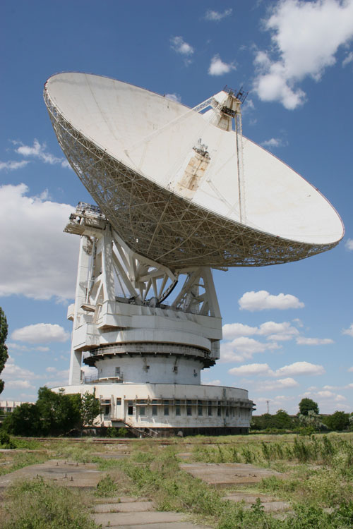 Антенна Центра дальней космической связи, созданного в 1960 году.  Путеводитель по Крыму.