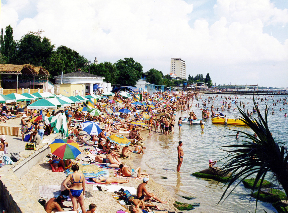 Пляж «Камешки» (центральный) расположен в начале ул. Галерейная. Фото Феодосии