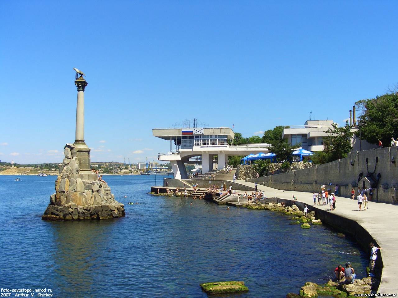 Памятник затопленным кораблям. Фото Севастополя